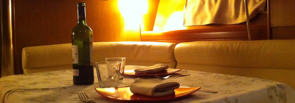 Disfruta de un momento romántico cenando a bordo de nuestros barcos en Barcelona