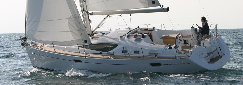 El exterior de nuestro fantástico velero Jeanneau Sun Odyssey 39 ds, Bombon Tercero