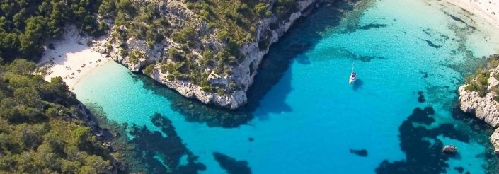Alquila un velero y navega a Menorca, un paraíso cerca de Barcelona