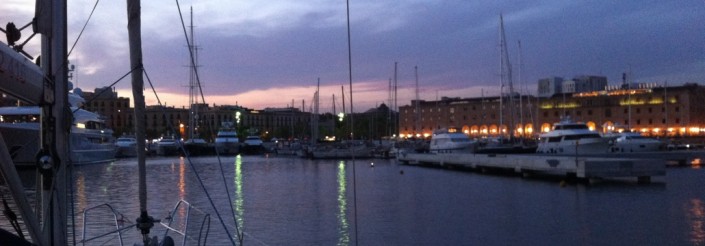 Si estás en Barcelona disfruta de un paseo en velero y de la puesta de sol poniéndose por detrás de la ciudad